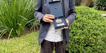 Imanol Arias recibió la Medalla Delmira Agustini - mayo 2023 - Foto Presidencia de la República