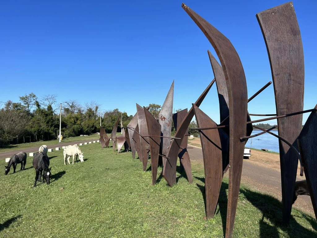 Recorriendo Exposiciones ESCULTURA “ERAN MILES” por Daniel Benoit Cassou