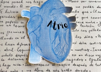 Tatiana Cabrera: estudiar el corazón y escribir canciones. La cantautora lanza Atrio, su primer EP, en todas las plataformas digitales.