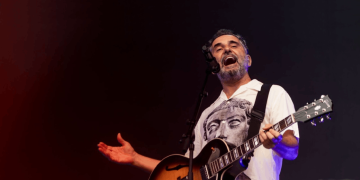 En su próxima visita a Estados Unidos, el artista uruguayo grabará el prestigioso programa de televisión Austin City Limits, que se podrá ver en abierto, en directo por streaming. Viernes, 28 de julio de 2023 Tras quince meses de gira, sesenta conciertos y haber visitado quince países con la gira de presentación de su último disco “Tinta y Tiempo”, con gran éxito de crítica y público, Jorge Drexler presenta la segunda fase de su gira, “Tiempo y Tinta”, con varias fechas ya confirmadas. En los próximos días Drexler regresa a Estados Unidos, tras su última visita en noviembre del pasado año, que coincidió también con la celebración de los Latin Grammys 2022 -donde resultó ser el gran vencedor de la gala, consiguiendo siete galardones. En esta ocasión, actuará principalmente en la costa oeste, comenzando en Stanford (CA), para pasar después por Los Ángeles (CA), Austin (TX) y Brooklyn (NY).