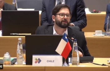 El Presidente de Chile comenzó en España su gira por Europa. Escogió un mal momento para salir del país, considerando la profunda crisis moral y política que tiene a Chile como al equilibrista en la cuerda floja, en un bamboleo que asusta y preocupa.