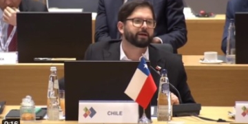 El Presidente de Chile comenzó en España su gira por Europa. Escogió un mal momento para salir del país, considerando la profunda crisis moral y política que tiene a Chile como al equilibrista en la cuerda floja, en un bamboleo que asusta y preocupa.