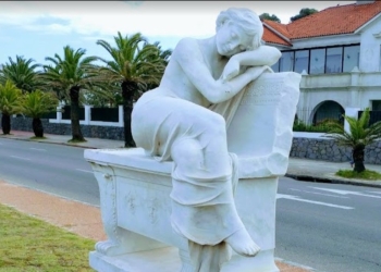 Escultura - El sueño realizada por el Italiano P. E. Fiaschi - 1916 aledaña al Hotel Carrasco