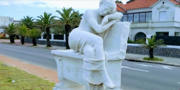 Escultura - El sueño realizada por el Italiano P. E. Fiaschi - 1916 aledaña al Hotel Carrasco