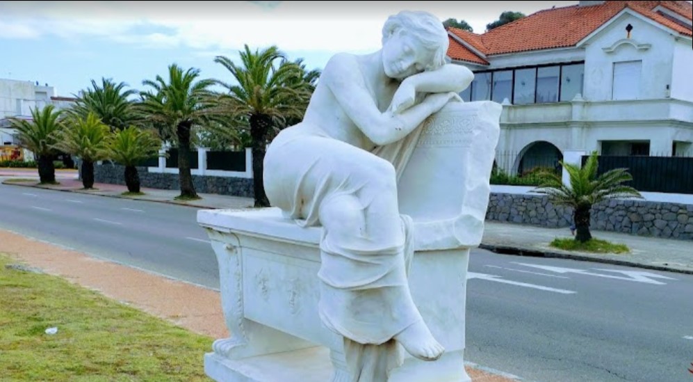 Escultura - El sueño realizada por el Italiano P. E. Fiaschi - 1916 aledaña al Hotel Carrasco