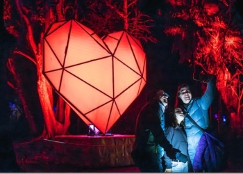 UNA SEMANA DE APERTURA CON CIFRAS RÉCORD DE PÚBLICO La instalación artística que transformó al Jardín Botánico de Montevideo en un museo lumínico a cielo abierto ya superó las 30.000 entradas vendidas en su primera semana de apertura. Debido a la gran concurrencia de público, a partir de este lunes quedan habilitadas nuevas fechas para visitar Secret Garden. Las localidades se pueden adquirir a través de RedTickets. Hay ingresos diferidos cada 30 minutos con el fin de ordenar la cantidad de personas que ingresan para un mayor cuidado del espacio y disfrute del recorrido. Secret Garden puede visitarse todos los días excepto lunes y martes que permanece cerrado.