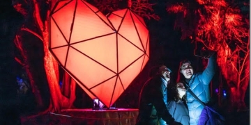 UNA SEMANA DE APERTURA CON CIFRAS RÉCORD DE PÚBLICO La instalación artística que transformó al Jardín Botánico de Montevideo en un museo lumínico a cielo abierto ya superó las 30.000 entradas vendidas en su primera semana de apertura. Debido a la gran concurrencia de público, a partir de este lunes quedan habilitadas nuevas fechas para visitar Secret Garden. Las localidades se pueden adquirir a través de RedTickets. Hay ingresos diferidos cada 30 minutos con el fin de ordenar la cantidad de personas que ingresan para un mayor cuidado del espacio y disfrute del recorrido. Secret Garden puede visitarse todos los días excepto lunes y martes que permanece cerrado.