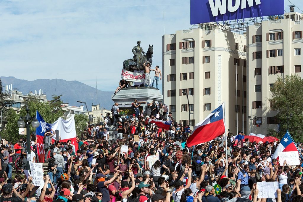 Protesta en el Monumento al General Baquedano, en la plaza homónima, el 22 de octubre foto Carlos Figueroa.