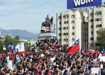 Protesta en el Monumento al General Baquedano, en la plaza homónima, el 22 de octubre - foto Carlos Figueroa. Fuente wikipedia.org