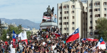 Protesta en el Monumento al General Baquedano, en la plaza homónima, el 22 de octubre - foto Carlos Figueroa. Fuente wikipedia.org