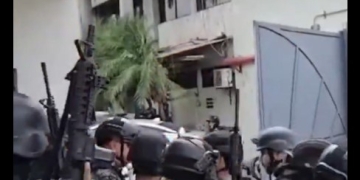Valiente y decidido accionar de las unidades especializadas de la @PoliciaEcuador para retomar el control en @tctelevision .