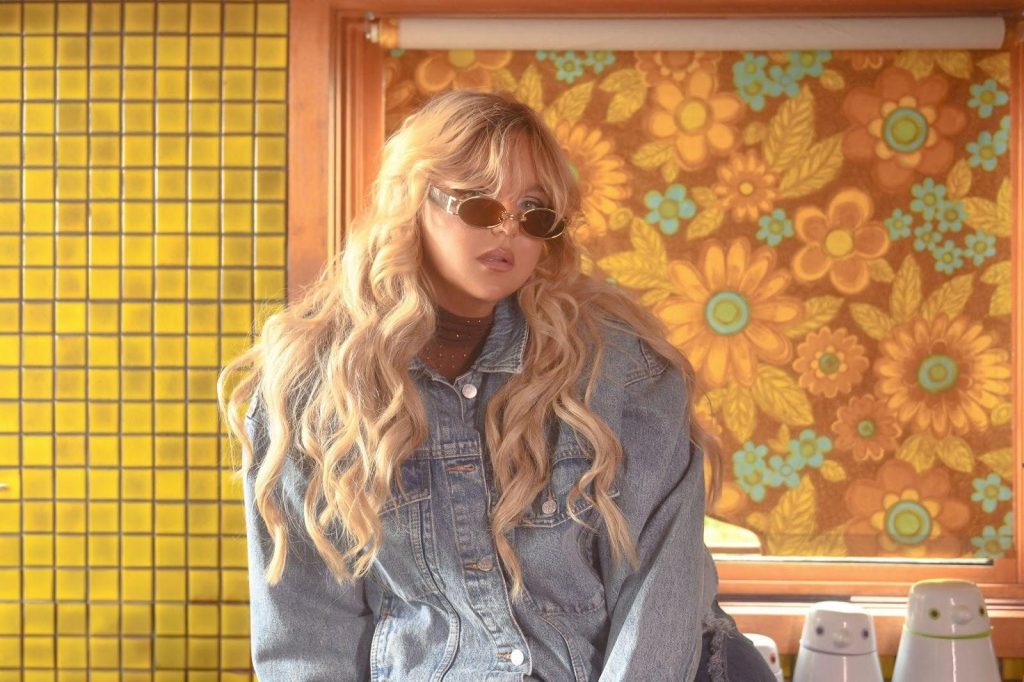 Tones and I regresa con su nuevo sencillo "Dreaming"