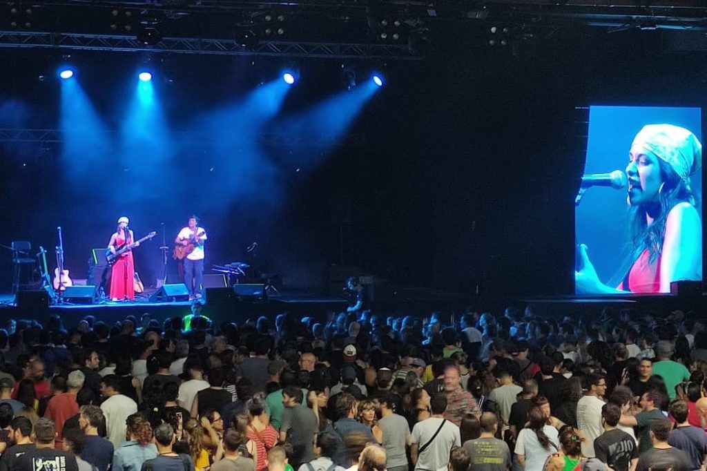 Vito de tocar en el subte a abrir el show de Manu Chao