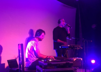 Luciano Supervielle en Sociedad Urbana de Villa Dolores - Antenas - Mirada interior Auriculares - Jueves 11 de abril 2024 - Foto Marcelo Rodriguez