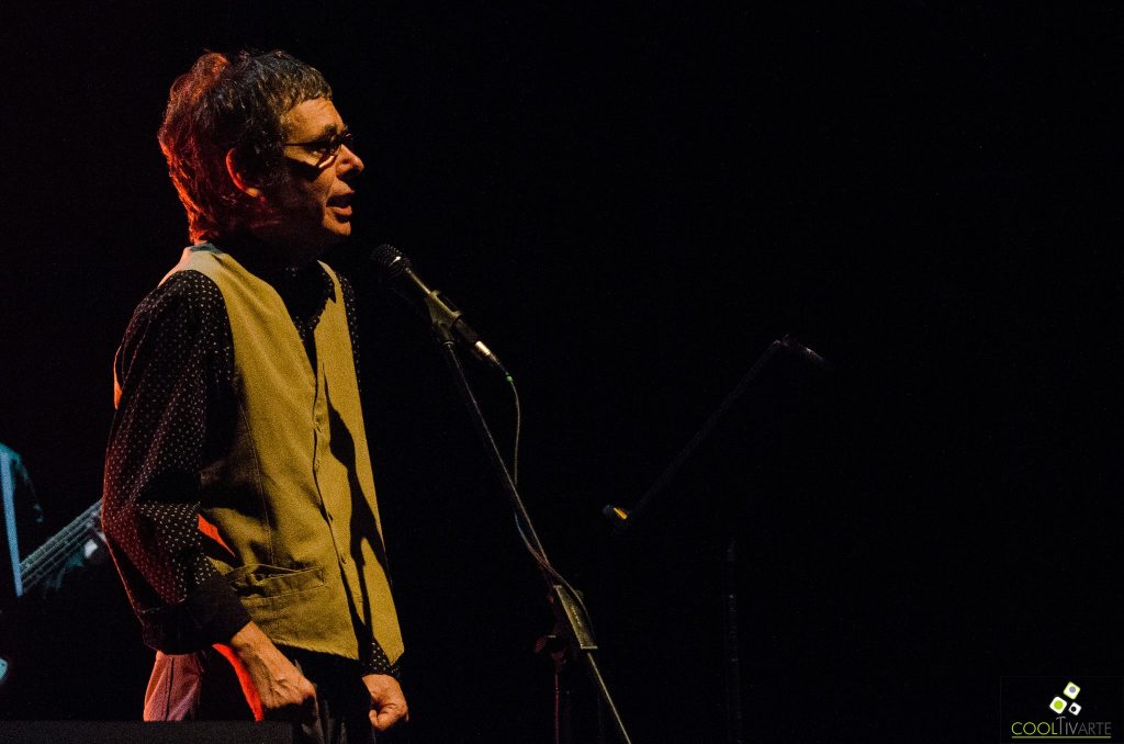 Fernando Cabrera y Bolsa de nylon en la rama de un árbol - Sala Zitarrosa 13 de abril 2024 Foto por Rossana Gaudioso