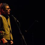 Fernando Cabrera y Bolsa de nylon en la rama de un árbol - Sala Zitarrosa 13 de abril 2024 Foto por Rossana Gaudioso