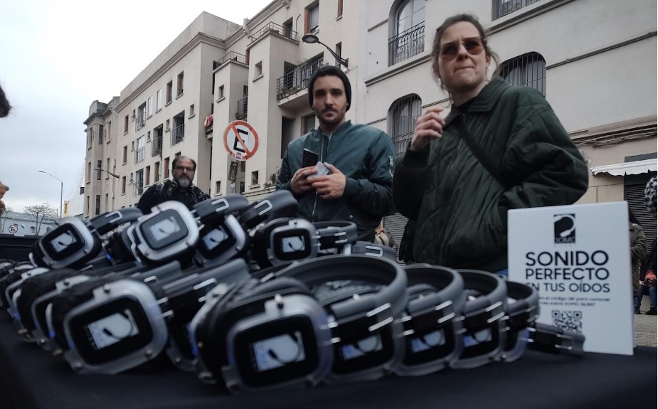 La tecnología de Domo Silent a la espera de sus usuarios. - Montevideo Sonoro - Ciudad Vieja - Agosto 2024 - Foto Diego Castro Famea