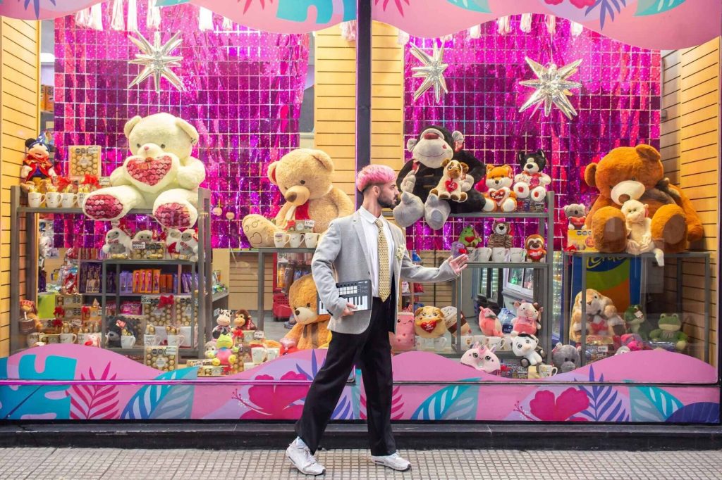 MAX TEJERA y su segundo álbum LA COMEDIA RECIÉN EMPIEZA