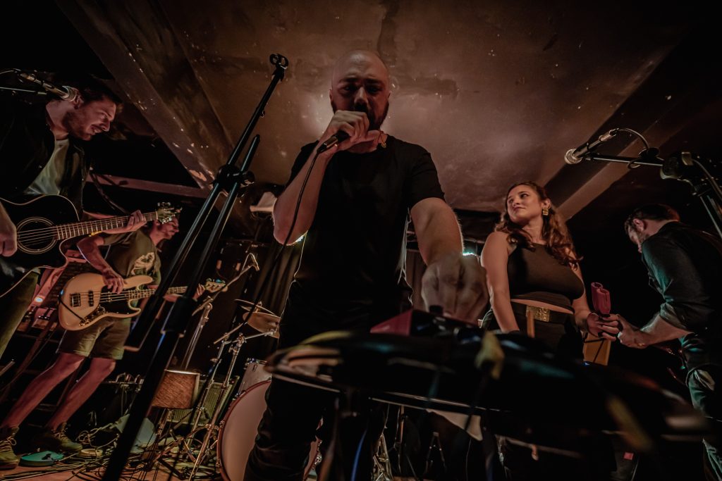 Mientras Crujen Los Durmientes lanza "Ella"