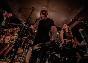 Mientras Crujen Los Durmientes lanza "Ella"