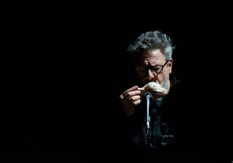 Las voces de la tinta (canta las 40)