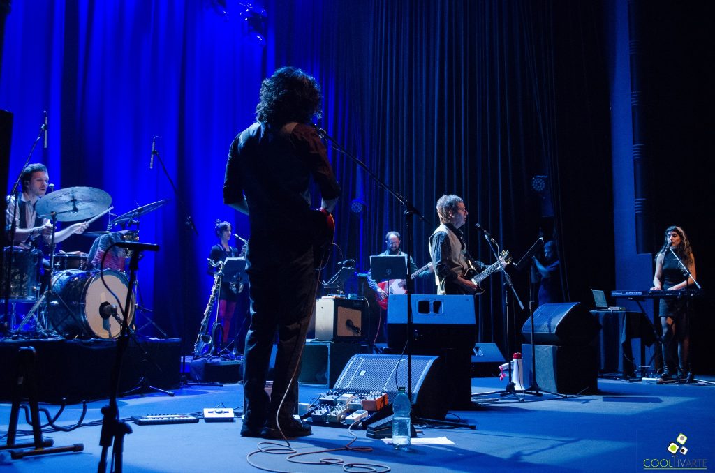 Fernando Cabrera y Bolsa de nylon en la rama de un árbol - Sala Zitarrosa, 13 de abril 2024. Foto por Rossana Gaudioso