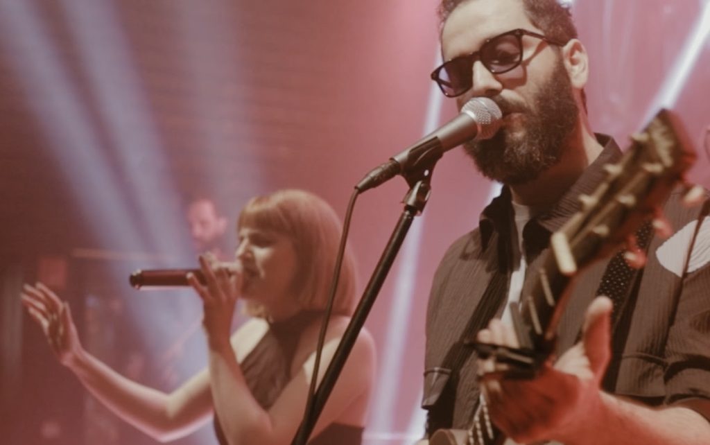 DIEGO GONZÁLEZ "La canción pide la canción tiene", el nuevo single de Diego González en colaboración con BONI. Diego González presenta una nueva versión en vivo de La canción pide la canción tiene, el tema que da nombre a su más reciente trabajo discográfico. Este nuevo registro fue grabado en el marco de la presentación oficial del álbum, realizado a sala llena el pasado mes de Agosto en Magnolio Sala. En esta oportunidad, la canción se luce con la participación de Boni, joven talento de la nueva escena de artistas locales, quien se suma a la interpretación con su inconfundible voz.