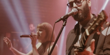DIEGO GONZÁLEZ "La canción pide la canción tiene", el nuevo single de Diego González en colaboración con BONI. Diego González presenta una nueva versión en vivo de La canción pide la canción tiene, el tema que da nombre a su más reciente trabajo discográfico. Este nuevo registro fue grabado en el marco de la presentación oficial del álbum, realizado a sala llena el pasado mes de Agosto en Magnolio Sala. En esta oportunidad, la canción se luce con la participación de Boni, joven talento de la nueva escena de artistas locales, quien se suma a la interpretación con su inconfundible voz.