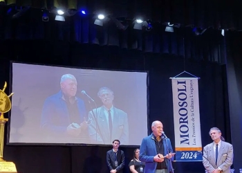 Premio Morosoli 2024 a la Trayectoria en Música Popular. Muy agradecido a la Fundación Lolita Rubial. El alto valor de quien premia dignifica a los premiados. Los "Morosoli" son en sí mismos un hecho cultural de gran importancia. Foto: Anahit Aharonián. Con Conrado Guadalupe.