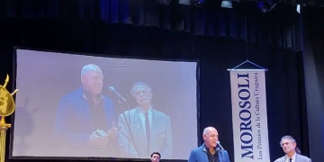Premio Morosoli 2024 a la Trayectoria en Música Popular. Muy agradecido a la Fundación Lolita Rubial. El alto valor de quien premia dignifica a los premiados. Los "Morosoli" son en sí mismos un hecho cultural de gran importancia. Foto: Anahit Aharonián. Con Conrado Guadalupe.