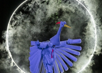 “Las Criaturas Luminosas del Jardín” iluminan la Sala Principal del Teatro Solís