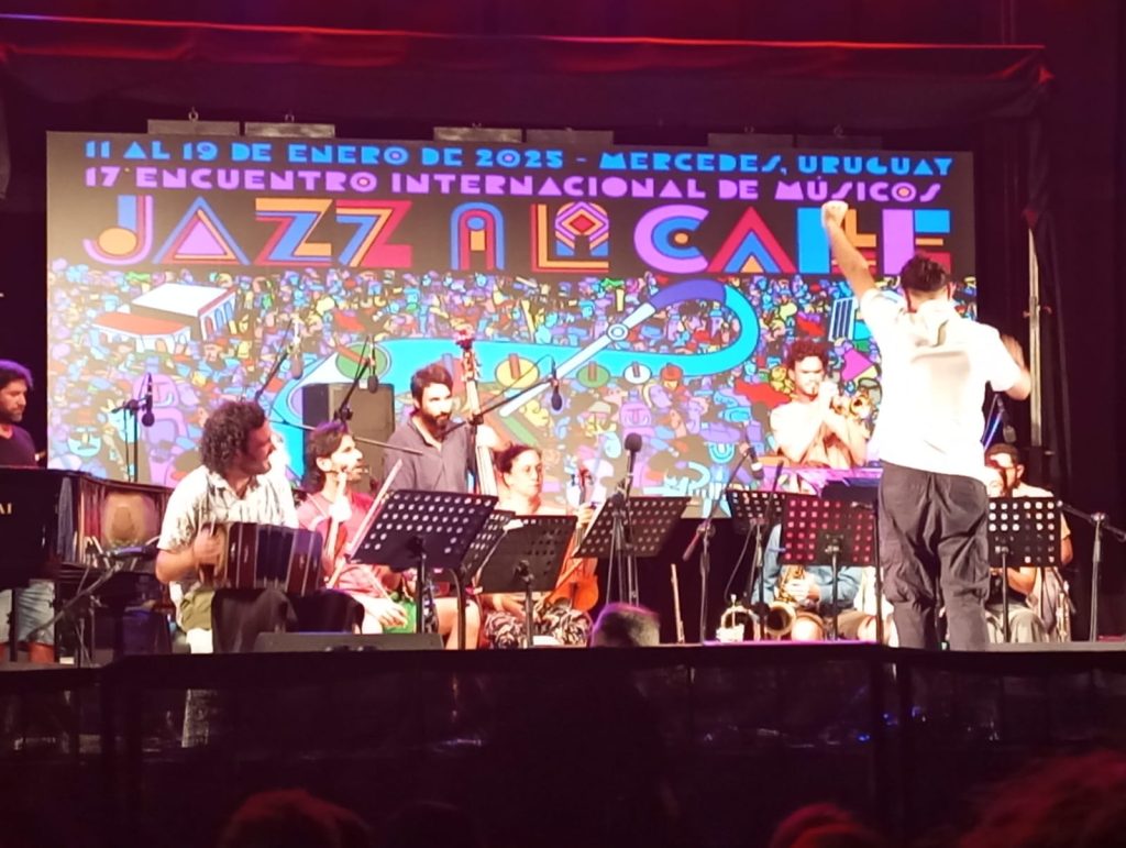 Música en las manos - Jazz a la Calle 2025 - Mercedes - Uruguay by Edh Rodríguez