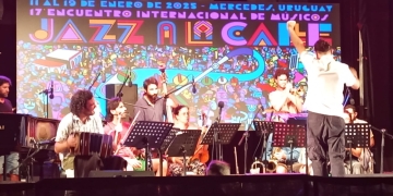 Música en las manos - Jazz a la Calle 2025 - Mercedes - Uruguay by Edh Rodríguez