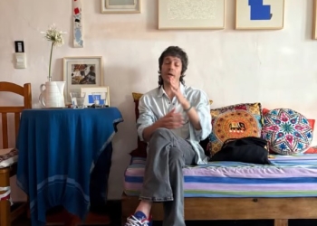 AZUL CAVERNA en Galería del Paseo - Visitando Talleres - La Barra - Maldonado por Daniel Benoit Cassou