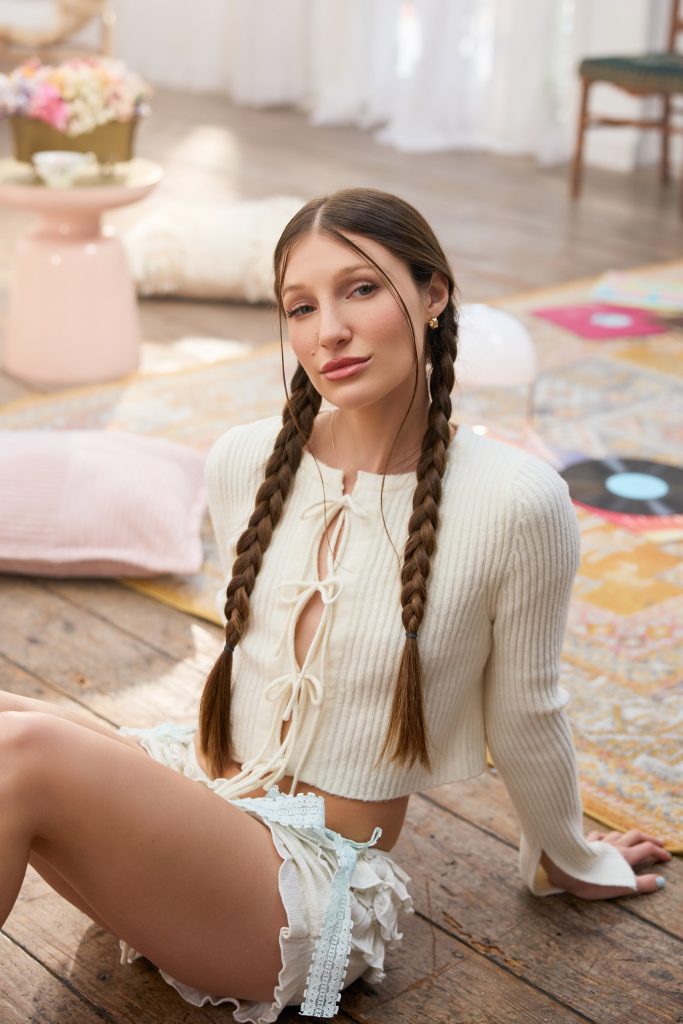 Yami Safdie llega al número 1 en radios de México con "En Otra Vida" junto a Lasso y Carin Leon Yami Safdie llega al número 1 en radios de México con "En Otra Vida" junto a Lasso y Carin Leon