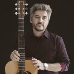 Érico Moura es un destacado músico y cantautor oriundo de la ciudad de Porto Alegre, capital de Río Grande do Sul, el estado brasileño gaucho, parte de la pampa rioplatense.