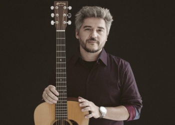 Érico Moura es un destacado músico y cantautor oriundo de la ciudad de Porto Alegre, capital de Río Grande do Sul, el estado brasileño gaucho, parte de la pampa rioplatense.