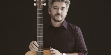 Érico Moura es un destacado músico y cantautor oriundo de la ciudad de Porto Alegre, capital de Río Grande do Sul, el estado brasileño gaucho, parte de la pampa rioplatense.