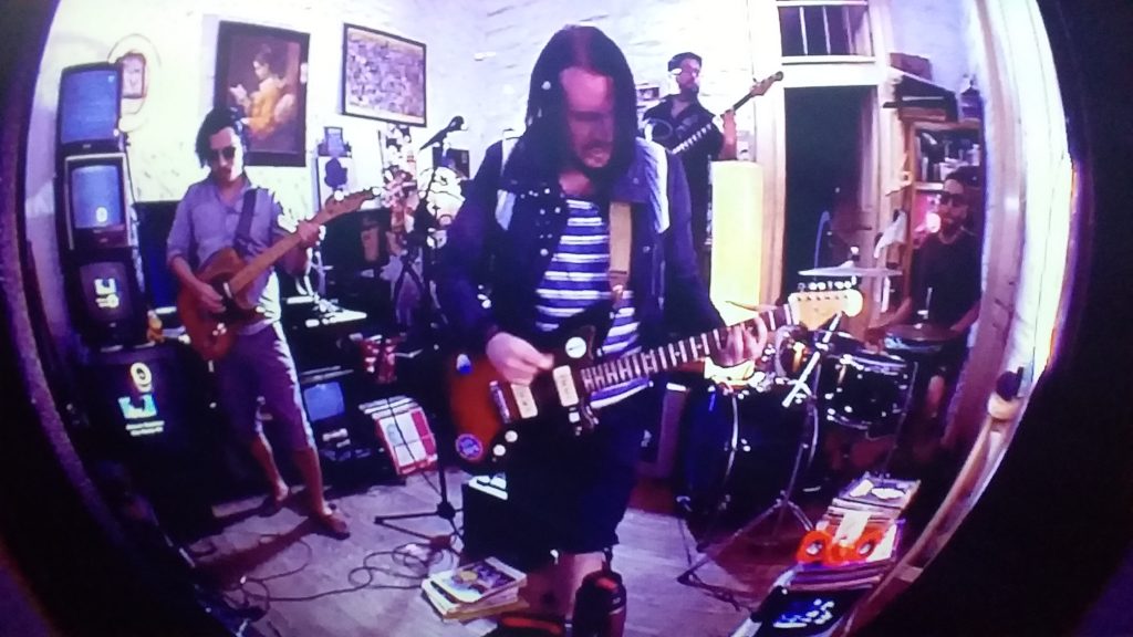 ,"S.E.U.D.O. en su hábitat natural: distorsión, nostalgia y una habitación cargada de rock. 'Niña Luz' suena como una confesión a media luz, entre riffs etéreos y un aura de VHS noventero." ,"S.E.U.D.O. en su hábitat natural: distorsión, nostalgia y una habitación cargada de rock. 'Niña Luz' suena como una confesión a media luz, entre riffs etéreos y un aura de VHS noventero."