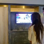 Boric junto con Irina Karamanos viendo los resultados de la segunda vuelta presidencial de 2021