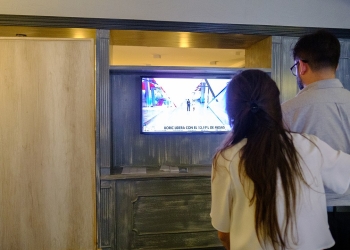 Boric junto con Irina Karamanos viendo los resultados de la segunda vuelta presidencial de 2021