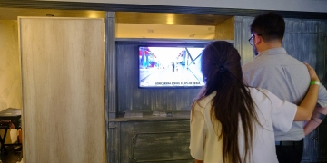Boric junto con Irina Karamanos viendo los resultados de la segunda vuelta presidencial de 2021