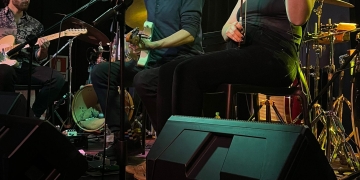 GOLPEQUINTANA En Sala Corchea... un 6 de junio. El invierno no llegó, pero adentro algo abriga. Crónica de una noche con sentido by Rodrigo Cabrera