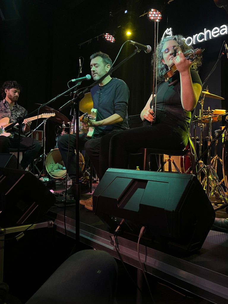 GOLPEQUINTANA En Sala Corchea... un 6 de junio. El invierno no llegó, pero adentro algo abriga. Crónica de una noche con sentido by Rodrigo Cabrera GOLPEQUINTANA En Sala Corchea... un 6 de junio. El invierno no llegó, pero adentro algo abriga. Crónica de una noche con sentido by Rodrigo Cabrera