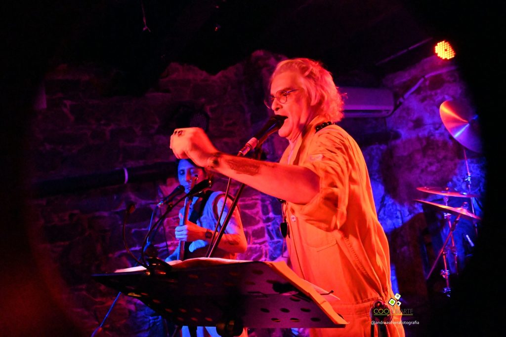 SUMO por Pettinato en Inmigrantes - Junio 2025 - Foto Andrea Silvera