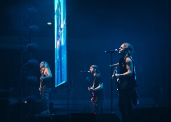 Tres músicos en el escenario