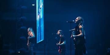 Tres músicos en el escenario