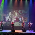 músicos en el escenario - Ave Fénix - Cuerdas paralelas