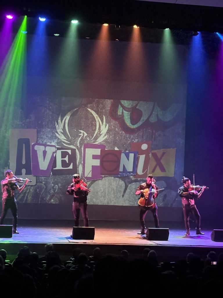 Ave Fénix - Cuerdas paralelas - Sala Cesar Campodónico del Teatro El Galpón by María José Pieri músicos en el escenario - Ave Fénix - Cuerdas paralelas