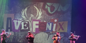 músicos en el escenario - Ave Fénix - Cuerdas paralelas